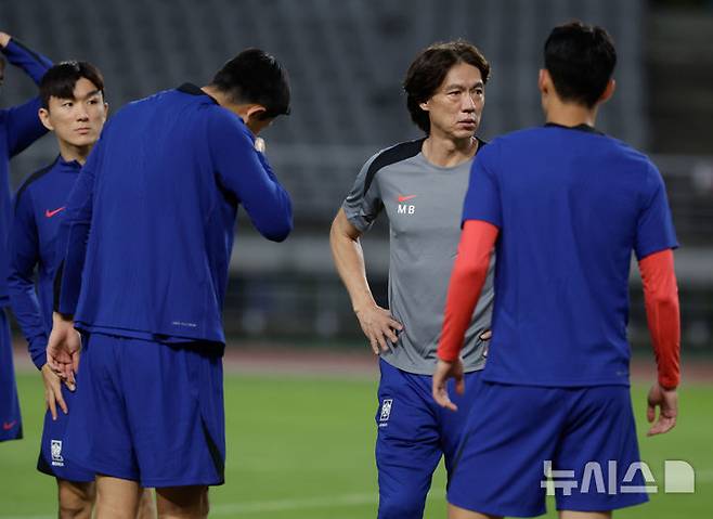 [고양=뉴시스] 최동준 기자 = 홍명보 대한민국 축구 국가대표팀 감독이 지난 3일 경기 고양종합운동장에서 열린 훈련에서 손흥민, 김민재, 황인범과 대화하고 있다.대표팀은 오는 5일 서울월드컵경기장에서 팔레스타인과 2026 국제축구연맹(FIFA) 북중미 월드컵 3차 예선 1차전을 치른다. 2024.09.03. photocdj@newsis.com