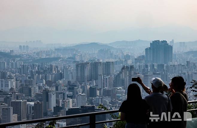 [서울=뉴시스] 김근수 기자 = 20일 서울 중구 남산에서 서울 시내 아파트와 주택 단지가 보이고 있다.  한국은행이 '소비자동향조사 결과'에 따르면 8월 주택가격전망지수는 118로 전월보다 3포인트(p) 상승했다. 이는 지난 2021년 10월(125) 이후 최고치다. 주택가격전망지수는 현재와 비교한 1년 후 전망을 반영한다. 이 지수가 100을 상회하면 집값 상승을 예상하는 소비자 비중이 크다는 의미다. 2024.08.20. ks@newsis.com