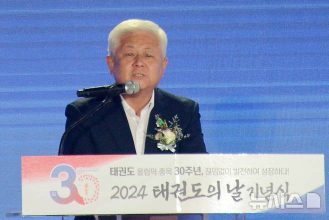 [무주=뉴시스] 김얼 기자 = 황인홍 무주군수가 4일 전북 무주군 태권도원에서 열린 '2024 태권도의 날 기념식'에 참석해 축사하고 있다. 2024.09.04. pmkeul@newsis.com