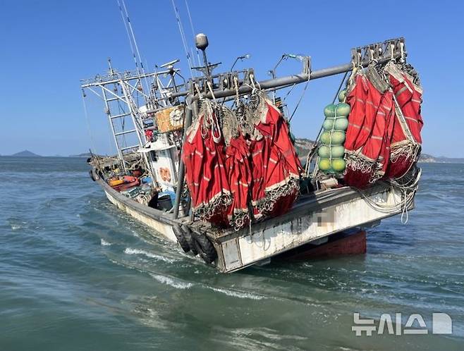 [진도=뉴시스] 4일 오후 전남 진도군 성남도 남서쪽 약 3㎞해상에서 24t급 어선 A호가 좌초된 상태다. (사진=목포해경 제공) 2024.09.04. photo@newsis.com