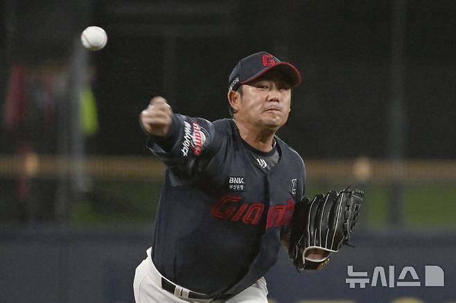 [광주=뉴시스] 박기웅 기자 = 21일 오후 광주 북구 광주-기아챔피언스필드에서 열린 2024 신한 SOL뱅크 KBO리그 KIA 타이거즈 대 롯데 자이언츠의 경기, 8회말 롯데 투수 김상수가 역투하고 있다. 2024.08.21. pboxer@newsis.com