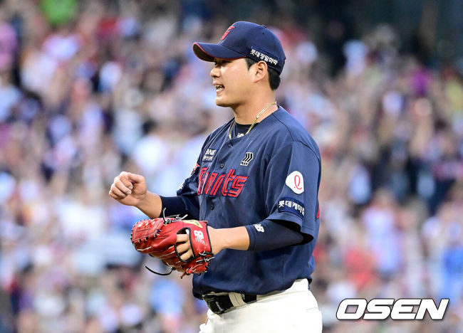 [OSEN=잠실, 최규한 기자] 프로야구 롯데 자이언츠가 두산 베어스에 승리, 4연승을 이어갔다.  롯데는 1일 잠실구장에서 열린 2024 KBO리그 두산과 경기에서 연장 12회 접전 끝에 4-3으로 승리했다. 연장 12회 2사 1,3루에서 정훈이 결승타를 때려냈다. 이날 1군에 복귀한 나균안이 2이닝 1피안타 4탈삼진 무실점으로 구원승을 기록했다. 롯데는 7위로 올라서며 5위 KT에 2.5경기 차이로 따라 붙었다. 승률에서 6위 한화에 뒤진 7위가 됐다. 연장 12회말 두산 공격을 삼자범퇴로 이끌며 경기를 마무리지은 롯데 투수 나균안이 기뻐하고 있다. 2024.09.01 / dreamer@osen.co.kr