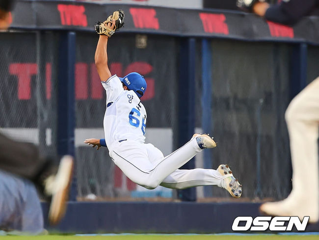 [OSEN=대구, 이석우 기자] 3일 대구삼성라이온즈파크에서 2024 신한 SOL 뱅크 KBO 리그 삼성 라이온즈와 롯데 자이언츠의 경기가 열렸다. 홈팀 삼성은 코너가 방문팀 롯데는 반즈가 선발 출전했다. 삼성 라이온즈 양도근이 1회초 2사 1루 롯데 자이언츠 레이예스의 타구를 몸을 날려 잡고 있다. 2024.09.03 / foto0307@osen.co.kr