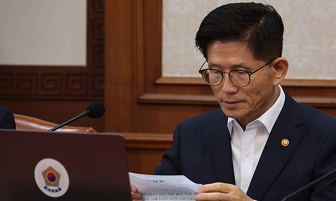 김문수 고용노동부 장관이 3일 서울 종로구 정부서울청사에서 열린 국무회의에 참석해 자리하고 있다. 뉴시스