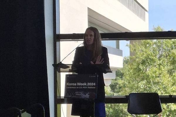 케이트 칼루트키에비치 전&nbsp;백악관 국가경제위원회(NEC) 대통령 특별보좌관 및 국제무역 담당 수석이 3일(현지시간)&nbsp;워싱턴&nbsp;존스홉킨스대 국제관계대학원(SAIS)에서 발표하고 있다. 홍주형 특파원