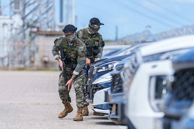 해병1사단 요원이 전술적 이동을 하고 있다. 