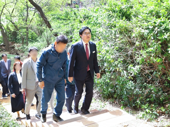 박일하(오른쪽) 서울 동작구청장이 까치산공원 정비사업 현장을 점검하고 있다. 동작구 제공