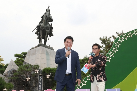 박준희(왼쪽) 서울 관악구청장이 지난해 강감찬 가요제 무대에서 인사하고 있다.   관악구 제공