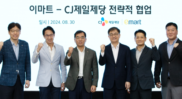 김상익(왼쪽부터) CJ제일제당 식품한국총괄, 박민석 CJ제일제당 식품사업부문 대표, 강신호 CJ제일제당 부회장, 한채양 이마트 대표이사, 황운기 이마트 상품본부장, 이형순 이마트 HomeMeal 담당이 지난 달 30일 서울 중구 CJ제일제당센터에서 모여 기념사진을 촬영하고 있다. 사진제공=CJ제일제당