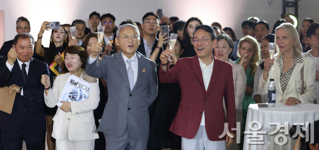 4일 국립현대미술관 서울관에서 열린 ‘미술인의 밤’ 행사에서 유인촌 문체부 장관과 조주완 LG전자 사장이 건배를 하고 있다. 사진 제공=문체부