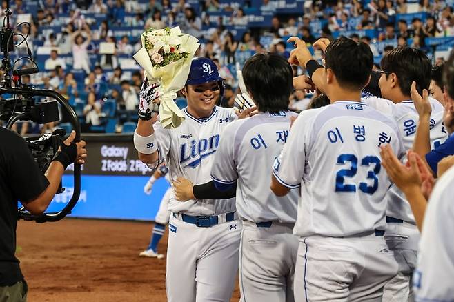 동료들의 축하를 받는 삼성 박병호. 삼성 라이온즈 제공