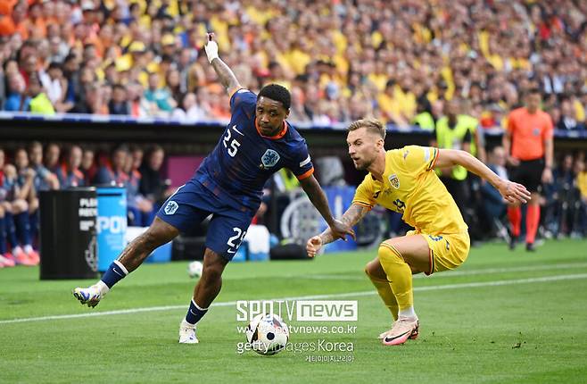 ▲&nbsp;네덜란드 대표팀의 로날트 쿠만 감독은 베르흐바인을 선발하지 않은 이유를 놓고 "26세라면 재정적인 게 아니라 스포츠에 대한 게 가장 큰 야망이 돼야 한다"라고 말문을 열었다.&nbsp;이어 "다행스럽게도 모두가 베르흐바인과 같은 방식으로 생각하지는 않는 것 같다"며 "베르흐바인은 26세다. (사우디아라비아로 간 데에는) 스포츠에 대한 야망이 주된 게 아니었다"라고 덧붙였다. 쿠만 감독은 자신이 지휘하는 국가대표팀에 베르흐바인을 발탁할 가능성이 없다고 이야기했다.&nbsp;