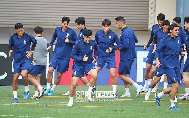 ▲ 홍명보 감독이 이끄는 한국 축구대표팀은 5일 오후 8시 서울월드컵경기장에서 열리는 국제축구연맹(FIFA) 2026 북중미 월드컵 아시아지역 3차 예선 1차전에서 팔레스타인을 상대한다. 이에 앞서 홍 감독과 손흥민은 4일 서울월드컵경기장에서 열린 팔레스타인전 사전 기자회견에 참석했다. ⓒ곽혜미 기자