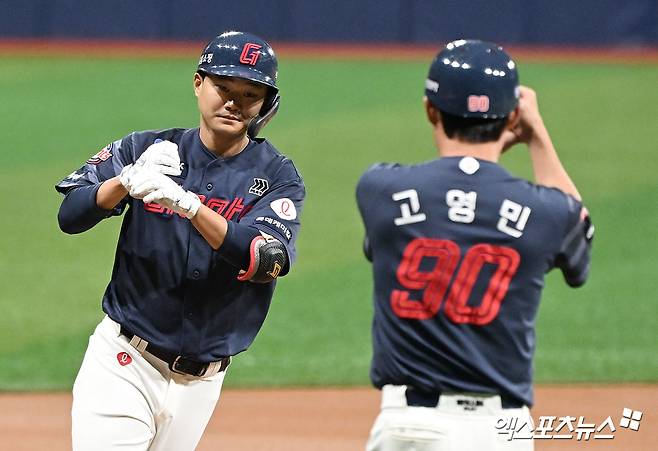 롯데 내야수 손호영(왼쪽)은 4일 사직구장에서 열릴 '2024 신한 SOL Bank KBO 리그' KT와 팀 간 14차전 맞대결을 앞두고 3번타자 3루수로 선발 출전한다. 손호영은 하루 전 뜬공 처리 과정에서 얼굴에 공을 맞았지만, 큰 문제 없이 정상 출전한다. 엑스포츠뉴스 DB