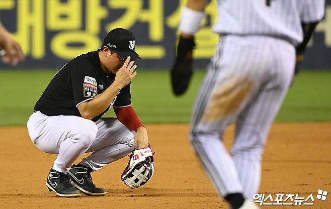 KT 내야수 황재균은 4일 사직구장에서 열린 '2024 신한 SOL Bank KBO 리그' 롯데와 팀 간 14차전 경기에서 4번타자 3루수로 선발 출전했다. 4회초 수비 도중 허리 통증을 느꼈고, 4회말 타석에서 대타로 교체돼 이날 경기를 마무리했다. 엑스포츠뉴스 DB