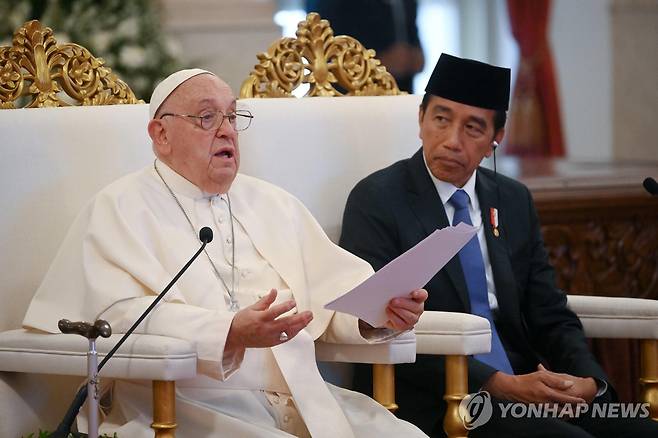연설하는 프란치스코 교황 (자카르타 EPA=연합뉴스) 조코 위도도 인도네시아 대통령(오른쪽)이 인도네시아 자카르타 대통령궁에서 연설하는 프란치스코 교황을 바라보고 있다. 2024.9.4. photo@yna.co.kr