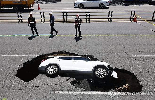 서대문구 성산로에서 땅꺼짐 사고…승용차 빠져 2명 병원 이송