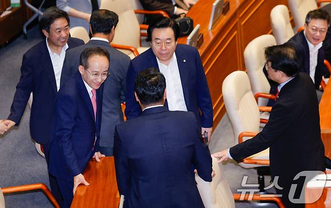 추경호 국민의힘 원내대표가 5일 오전 서울 여의도 국회 본회의장에서 교섭단체 대표 연설을 하기 전 동료 의원들의 격려를 받고 있다. 2024.9.5/뉴스1 ⓒ News1 안은나 기자