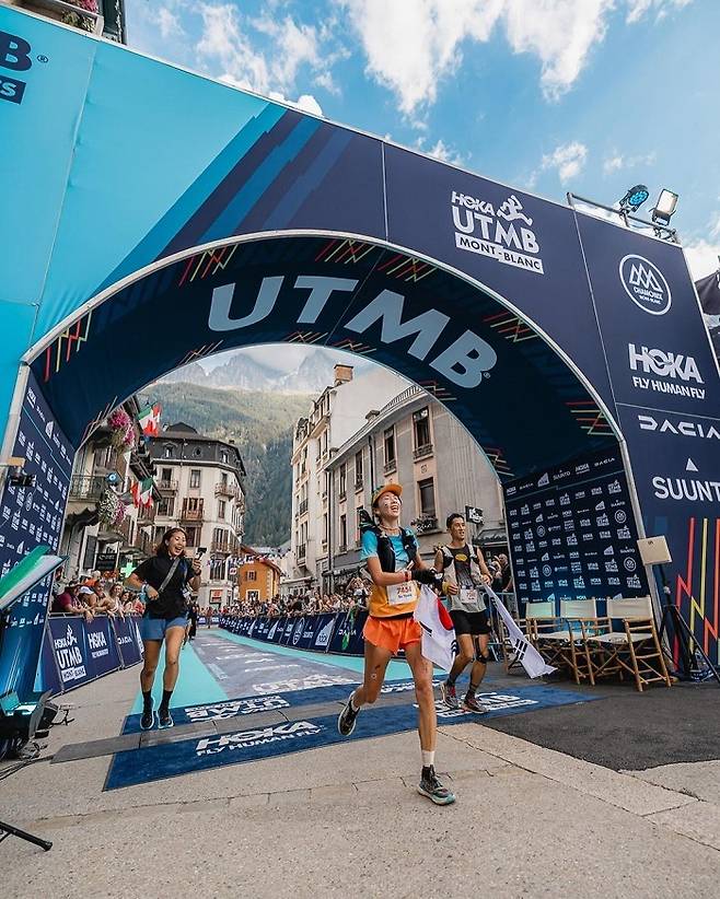 HOKA UTMB 몽블랑 피니시라인을 통과하는 팀 호카 코리아 박소영 / 사진=호카 제공