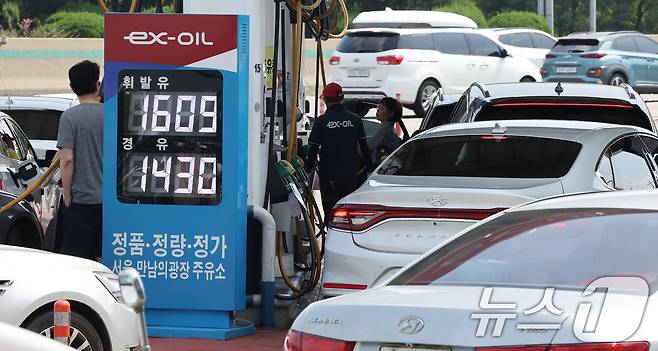 주유소 휘발유와 경유 가격이 5주 연속 하락한 1일 서울 서초구 경부고속도로 만남의광장 주유소에 가격이 표시돼 있다. 지난달 31일 한국석유공사 유가정보시스템 오피넷에 따르면 8월 넷째 주(25∼29일) 전국 주유소 휘발유 평균 판매가는 직전 주 대비 L당 16.4원 하락한 1672.5원을 기록했다. 2024.9.1/뉴스1 ⓒ News1 이동해 기자