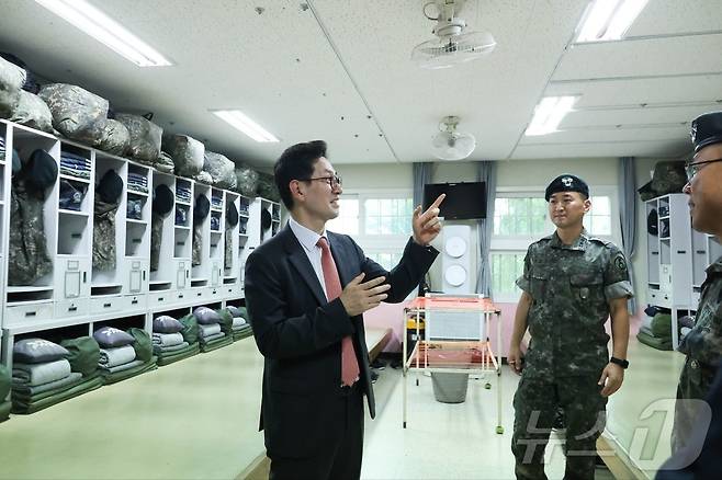 손영택 국무총리비서실장이 5일 경기 연천군 5사단 신병교육대대를 방문해 교육현장을 점검하고 있다. (총리실 제공) 2024.9.5/뉴스1 ⓒ News1 허경 기자