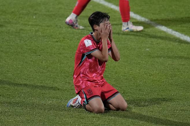 여자 U-20 축구대표팀 박수정이 5일(한국시간) 콜롬비아 보고타의 메트로폴리타노 데 테초 경기장에서 열린 2024 국제축구연맹(FIFA) 콜롬비아 U-20 월드컵 조별리그 D조 2차전 베네수엘라와 경기에서 후반 결정적인 득점 기회를 놓친 뒤 아쉬워하고 있다. 사진 | 보고타=AP연합뉴스