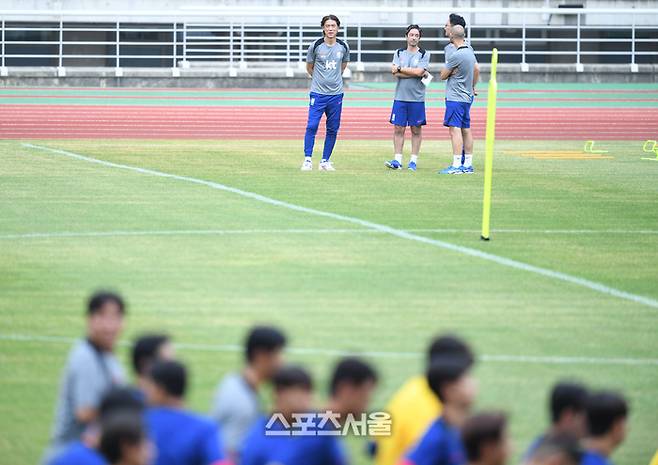 축구대표팀 홍명보 감독이 2일 고양종합운동장에서 훈련을 지켜보고 있다. 축구대표팀은 5일 서울월드컵경기장에서 팔레스타인과 북중미월드컵 아시아 지역 3차 예선 1차전을 치른 뒤 10일 오만과 2차전을 소화한다.  2024. 9. 2. 고양 | 최승섭기자 thunder@sportsseoul.com