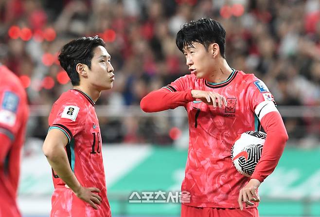 한국 축구국가대표팀의 손흥민(오른쪽)이 11일 서월월드컵경기장에서 열린 월드컵 아시아 지역 예선 중국과의 경기에서 프리킥을 차기 전 이강인과 이야기를 나누고 있다. 2024. 6. 11.  박진업 기자 upandup@sportsseoul.com