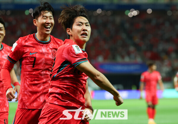 11일 오후 서울 마포구 서울월드컵경기장에서 열린 2026 국제축구연맹(FIFA) 북중미 월드컵 아시아 지역 2차 예선 조별리그 C조 6차전 한국과 중국의 경기, 후반 한국 이강인이 팀의 첫 골을 넣은 뒤 기뻐하고 있다. 사진┃뉴시스