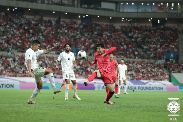 5일 서울 마포구 서울월드컵경기장에서 열린 2026 북중미 월드컵 아시아 지역 3차 예선 B조 1차전 대한민국과 팔레스타인의 경기에서 손흥민이 볼 컨트롤 중이다. 사진┃대한축구협회