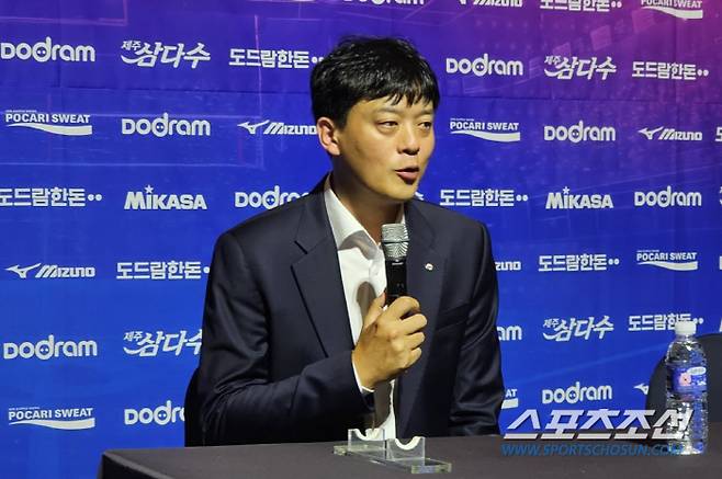 GS칼텍스 이영택 감독이 신인 드래프트가 끝난 뒤 인터뷰에서 지명 배경을 설명하고 있다. 권인하 기자