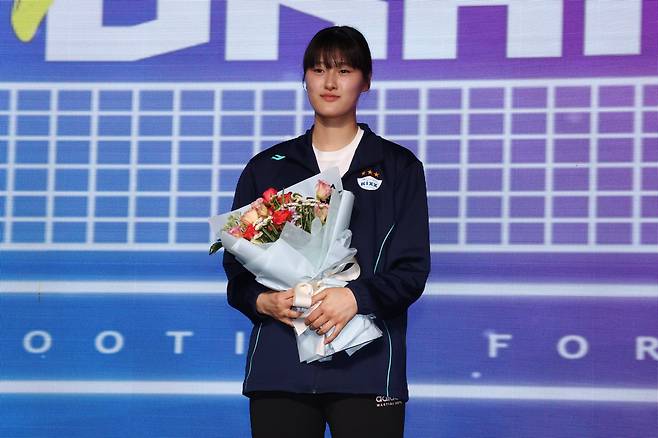 3일 오후 서울 강서구 메이필드 호텔에서 열린 2024-2025 KOVO 여자 신인선수 드래프트에서 1라운드 3순위로 GS칼텍스에 지명을 받은 이주아가 기념촬영을 하고 있다. 연합뉴스