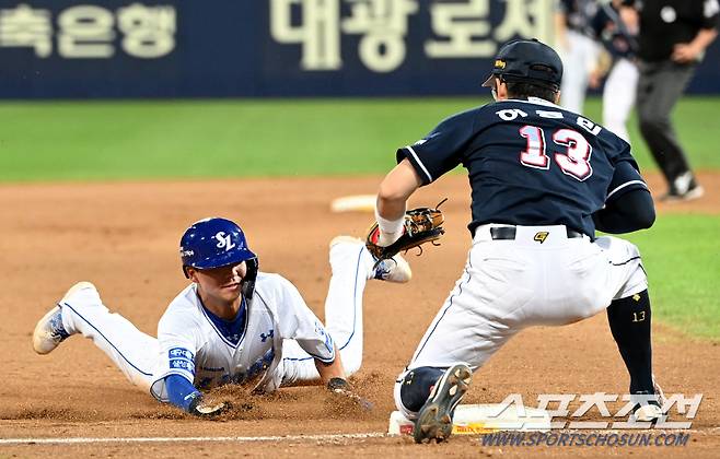 4일 대구삼성라이온즈파크에서 열린 두산과 삼성의 경기, 6회말 2사 1루 삼성 김지찬의 안타때 1루주자 양도근이 3루 세이프되고 있다. 대구=허상욱 기자 wook@sportschosun.com/2024.09.04/