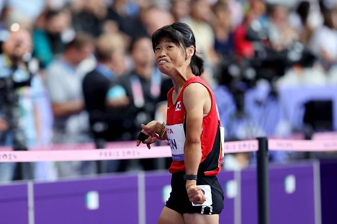 '한국 장애인육상 레전드' 전민재(47·전북장애인육상연맹)가 5일 새벽(한국시각) 프랑스 파리 스타드 드 프랑스에서 열린 2024년 파리패럴림픽 육상 여자 100m(스포츠등급 T36)에서 결선에 올라 7위를 기록했다. 경기를 마친 뒤 기록을 확인하는 전민재. 대한장애인체육회 제공