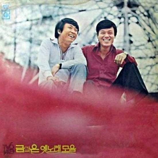 투에이스는 오승근이 임용재와 함께한 투에이스 2기를 통해 만개했다. 스타덤에 오른 투에이스는 '떠나는 님아' '처녀 뱃사공' 등 옛노래를 리메이크한 성인 취향의 트로트풍으로 전향해 더욱 폭넓은 대중적 인기를 끌어안았다. /앨범 재킷