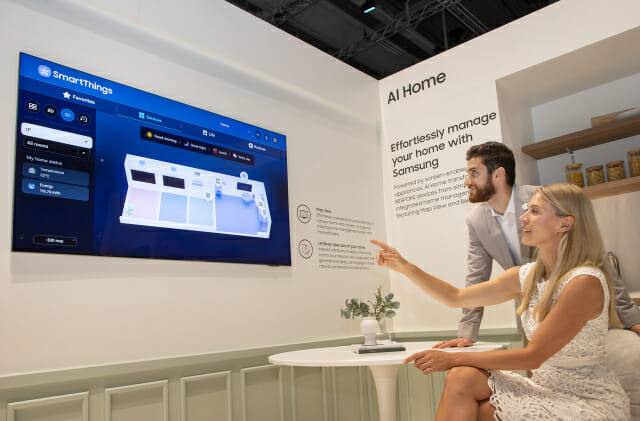오는 6일부터 10일(현지시간) 'IFA 2024'가 열리는 독일 베를린 '메세 베를린(Messe Berlin)'의 '시티큐브 베를린(City Cube Berlin)' 에 위치한 삼성전자 전시관에서 삼성전자 모델이 스마트싱스 맵뷰 기능을 소개하고 있다. (사진=삼성전자)