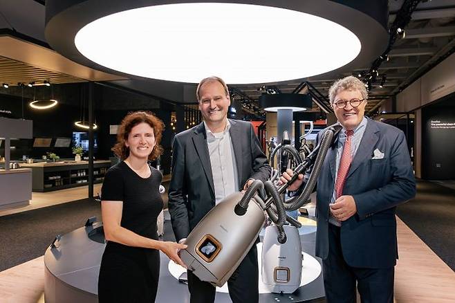 가드 청소기를 들고 있는 라인하르트 진칸 회장(Dr. Reinhard Zinkann), 마르쿠스 밀레 회장(Dr. Markus Miele), 레베카 스타인하게(Rebecca Steinhage) 사장 (우측부터)ⓒ밀레