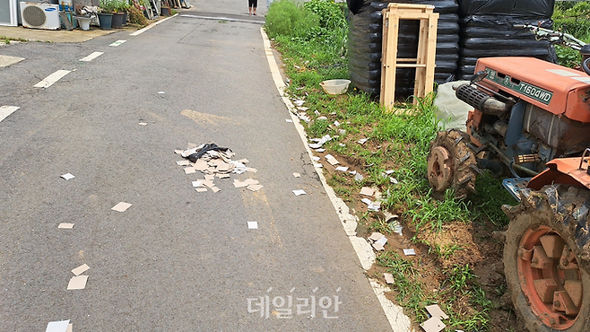 경기도 파주시 파주읍 소재 도로에 북한에서 부양한 대남쓰레기 풍선 내용물이 떨어져 있다(자료사진). ⓒ합동참모본부