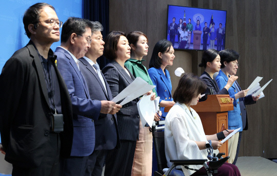 더불어민주당 국회 보건복지위원회 소속 의원들이 5일 오전 국회 소통관에서 정부의 연금개혁안과 관련해 기자회견을 하고 있다. 연합뉴스