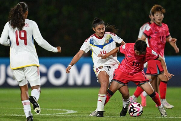 한국의 강은영(오른쪽)이 5일(한국시각) 콜롬비아 보고타에서 열린 2024 국제축구연맹(FIFA) U-20 여자월드컵 D조 경기에서 베네수엘라 선수와 공을 다투고 있다. 보고타/AFP 연합뉴스