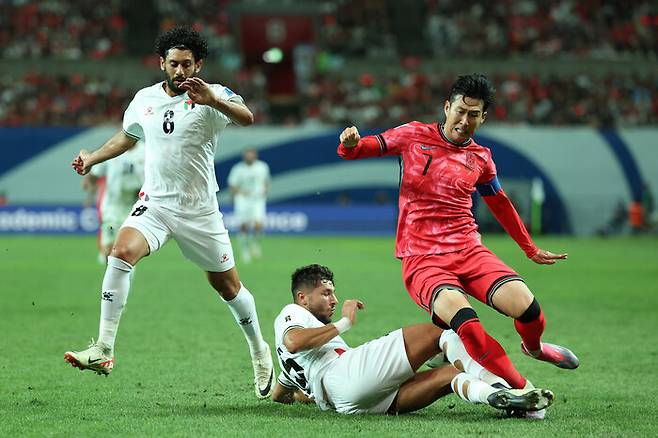 손흥민이 5일 밤 서울 마포구 월드컵경기장에서 열린 2026 북중미월드컵 아시아 3차 예선 팔레스타인과의 경기에서 볼다툼을 하다가 넘어지고 있다. 김영원 기자 forever@hani.co.kr