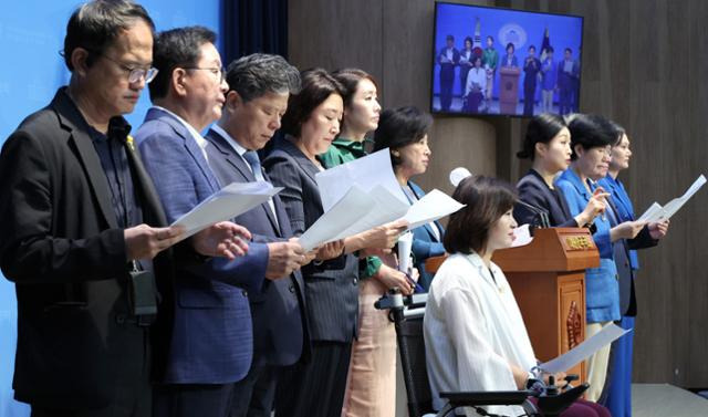 국회 보건복지위원회 소속 더불어민주당 의원들이 5일 오전 국회 소통관에서 정부의 연금개혁안에 대한 입장을 밝히는 기자회견을 하고 있다. 연합뉴스