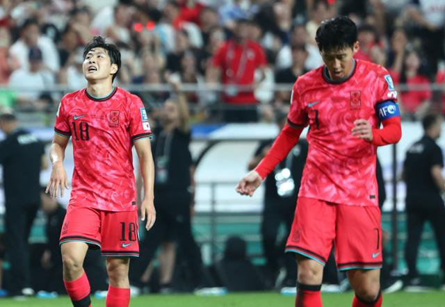 한국 축구대표팀의 손흥민(오른쪽)과 이강인이 5일 서울 마포구 서울월드컵경기장에서 열린 2026 북중미 월드컵 아시아지역 3차 예선 B조 1차전 팔레스타인과 경기에서 0-0으로 무승부를 기록하자 아쉬워하고 있다. 연합뉴스