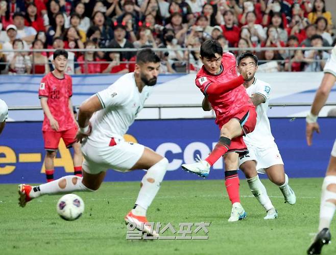 황인범이 5일 오후 서울 마포구 서울월드컵경기장에서 열린 대한민국과 팔레스타인의 2026 북중미 월드컵 아시아지역 3차 예선 경기에서 전반 수비를 제치고 날린 슈팅이 골문을 살짝 빗나가고 있다. 상암=김민규 기자 mgkim1@edaily.co.kr /2024.09.05/