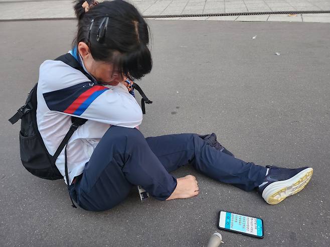 5일(한국시간) 육상 100m 경기를 마치고 준비한 편지를 보여준 전민재. 대한장애인체육회 제공