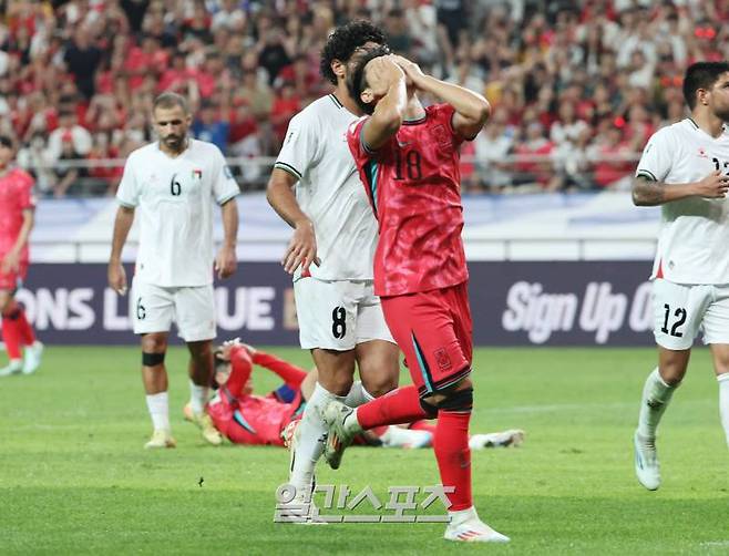 이강인이 5일 오후 서울 마포구 서울월드컵경기장에서 열린 대한민국과 팔레스타인의 2026 북중미 월드컵 아시아지역 3차 예선 경기에서 후반 골을 실패한 후 아쉬워하고 있다. 상암=김민규 기자 mgkim1@edaily.co.kr /2024.09.05/