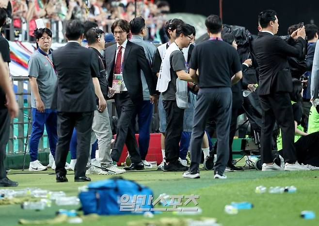 5일 오후 서울 마포구 서울월드컵경기장에서 열린 대한민국과 팔레스타인의 2026 북중미 월드컵 아시아지역 3차 예선에서 0대 0 무승부를 거둔 대표팀 홍명보 감독이 고개 숙인 채 경기장을 나서고 있다.상암=김민규 기자 mgkim1@edaily.co.kr /2024.09.05/