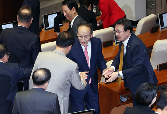 추경호 국민의힘 원내대표가 5일 서울 여의도 국회에서 열린 제418회 국회(정기회) 제3차 본회의에서 교섭단체 대표연설을 마치고 의원들과 인사를 나누고 있다. [사진=뉴시스]