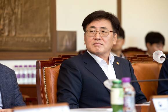 유상임 과학기술정보통신부 장관이 지난 8월 28일 KIST를 방문해 설명을 듣고 있다. [사진=과기정통부]