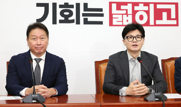 한동훈(오른쪽) 국민의힘 대표가 5일 오후 서울 여의도 국회에서 최태원 대한상공회의소 회장을 접견하며 발언하고 있다. [사진=뉴시스]